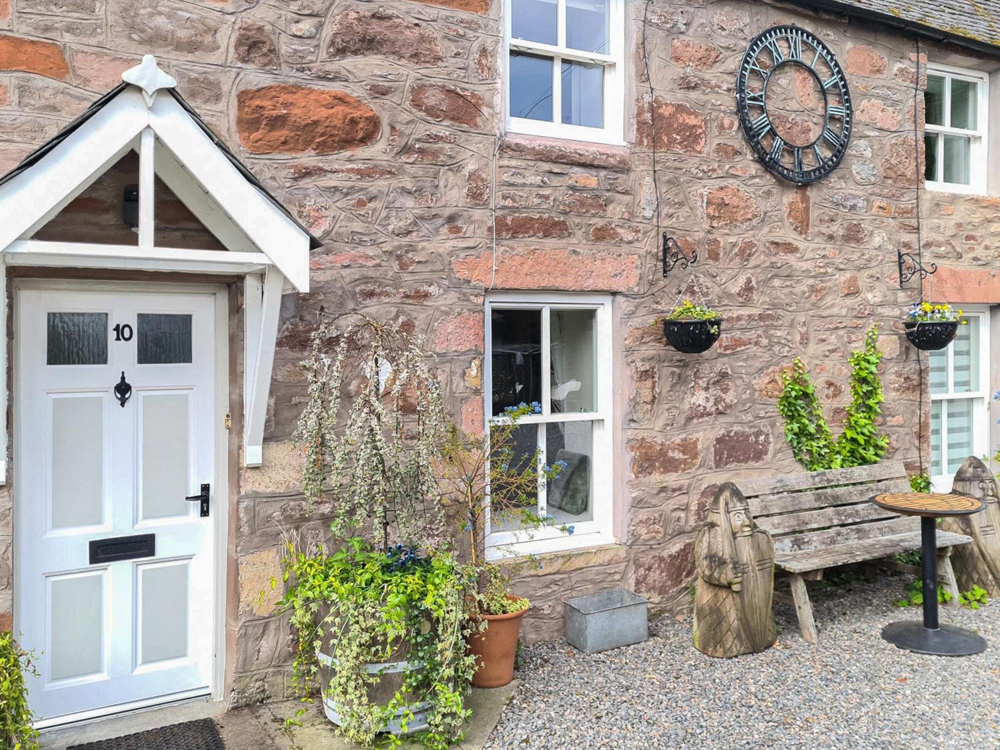 Alexander Courtyard Villa Inverness Exterior photo